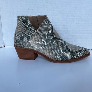 Vince Camuto 7.5 bootie arendara snake print